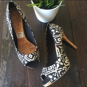 CHRISTIAN SIRIANO Black & Ivory Heels 9 Wide 9W